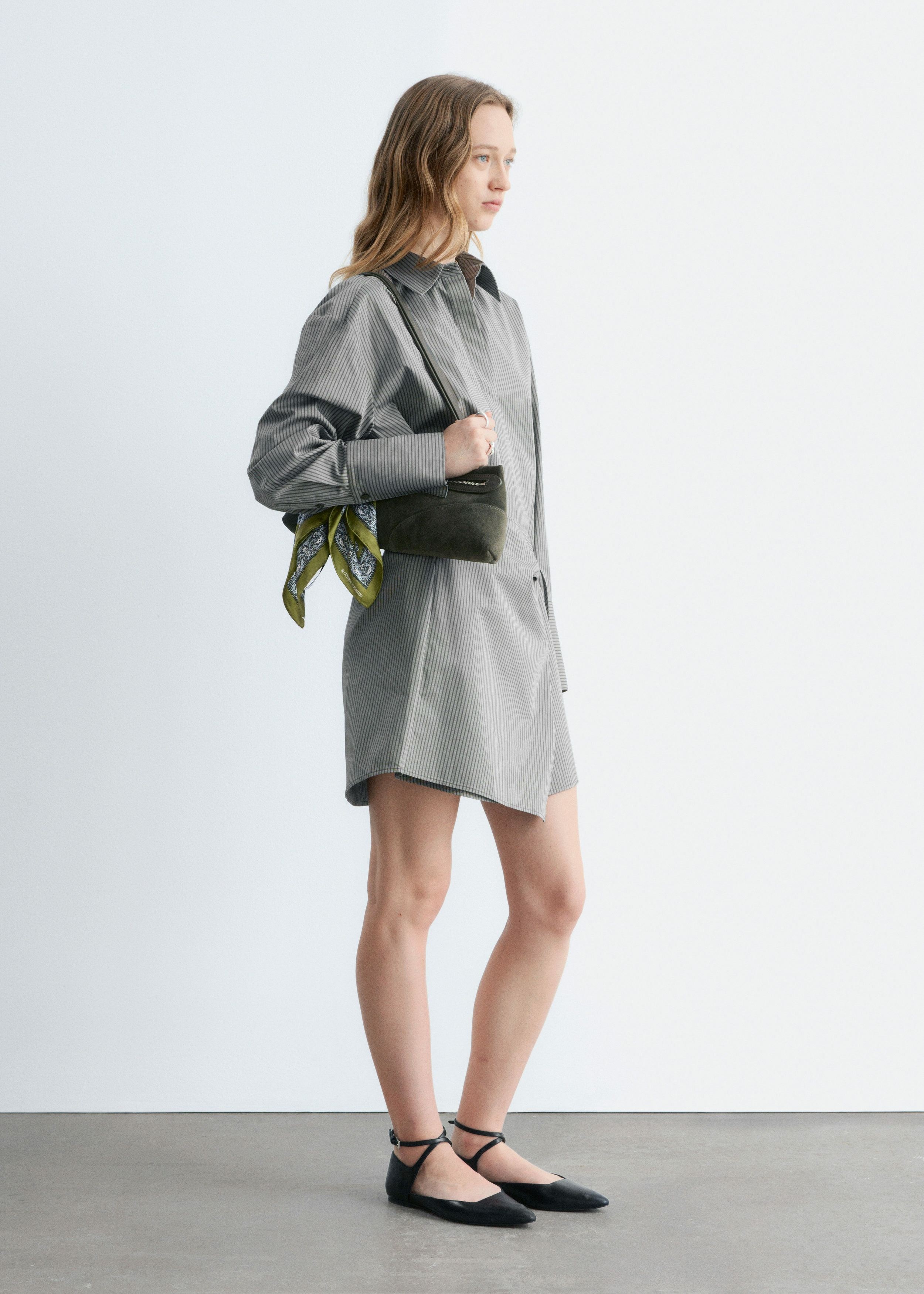 앤아더스토리즈 랩 셔츠 미니 드레스의 그레이 핀스트라이프컬러 ECOMLook입니다.