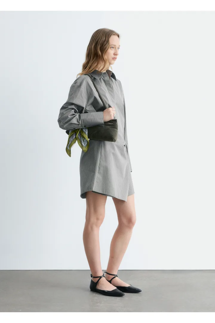 앤아더스토리즈 랩 셔츠 미니 드레스의 그레이 핀스트라이프컬러 ECOMLook입니다.