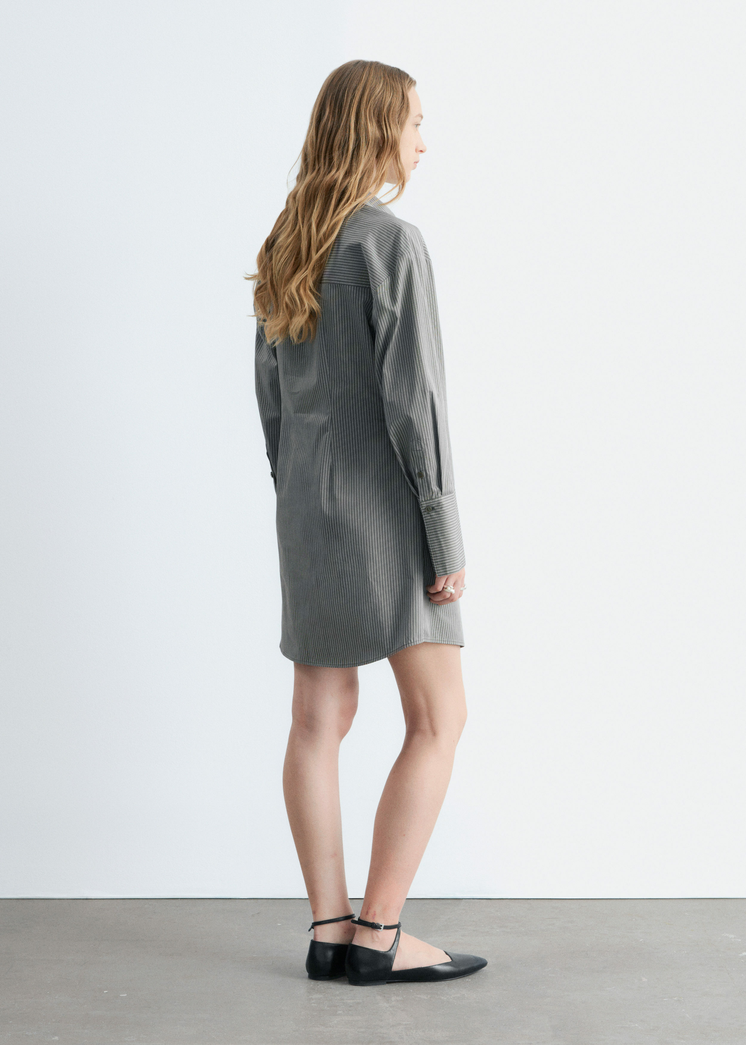 앤아더스토리즈 랩 셔츠 미니 드레스의 그레이 핀스트라이프컬러 ECOMLook입니다.