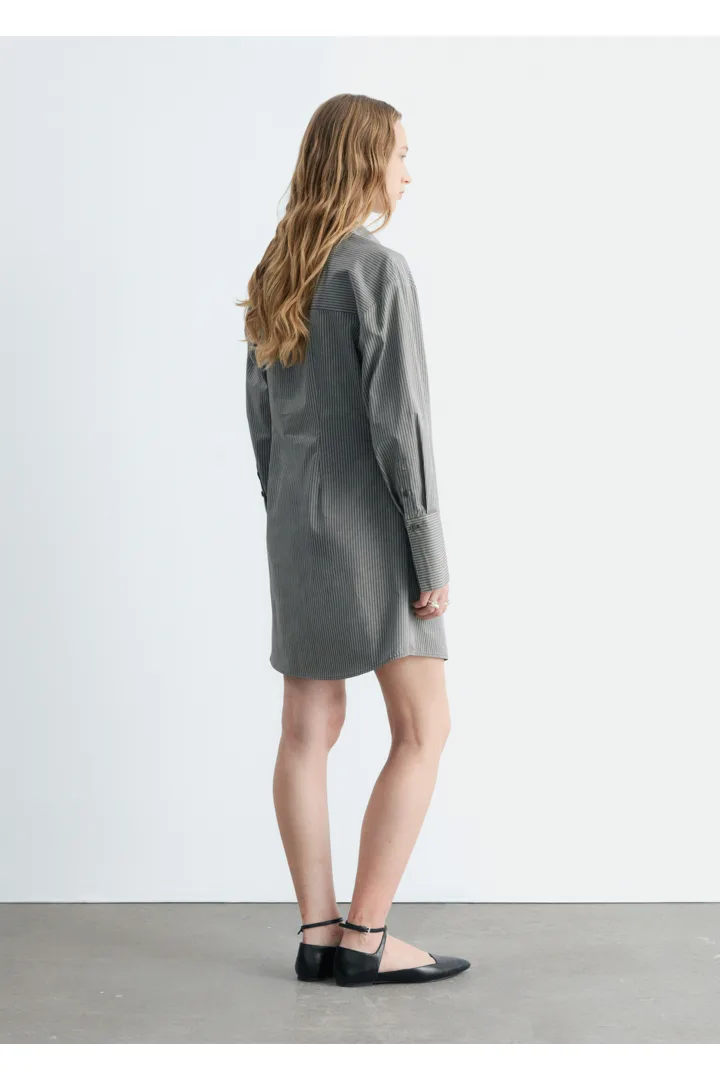 앤아더스토리즈 랩 셔츠 미니 드레스의 그레이 핀스트라이프컬러 ECOMLook입니다.