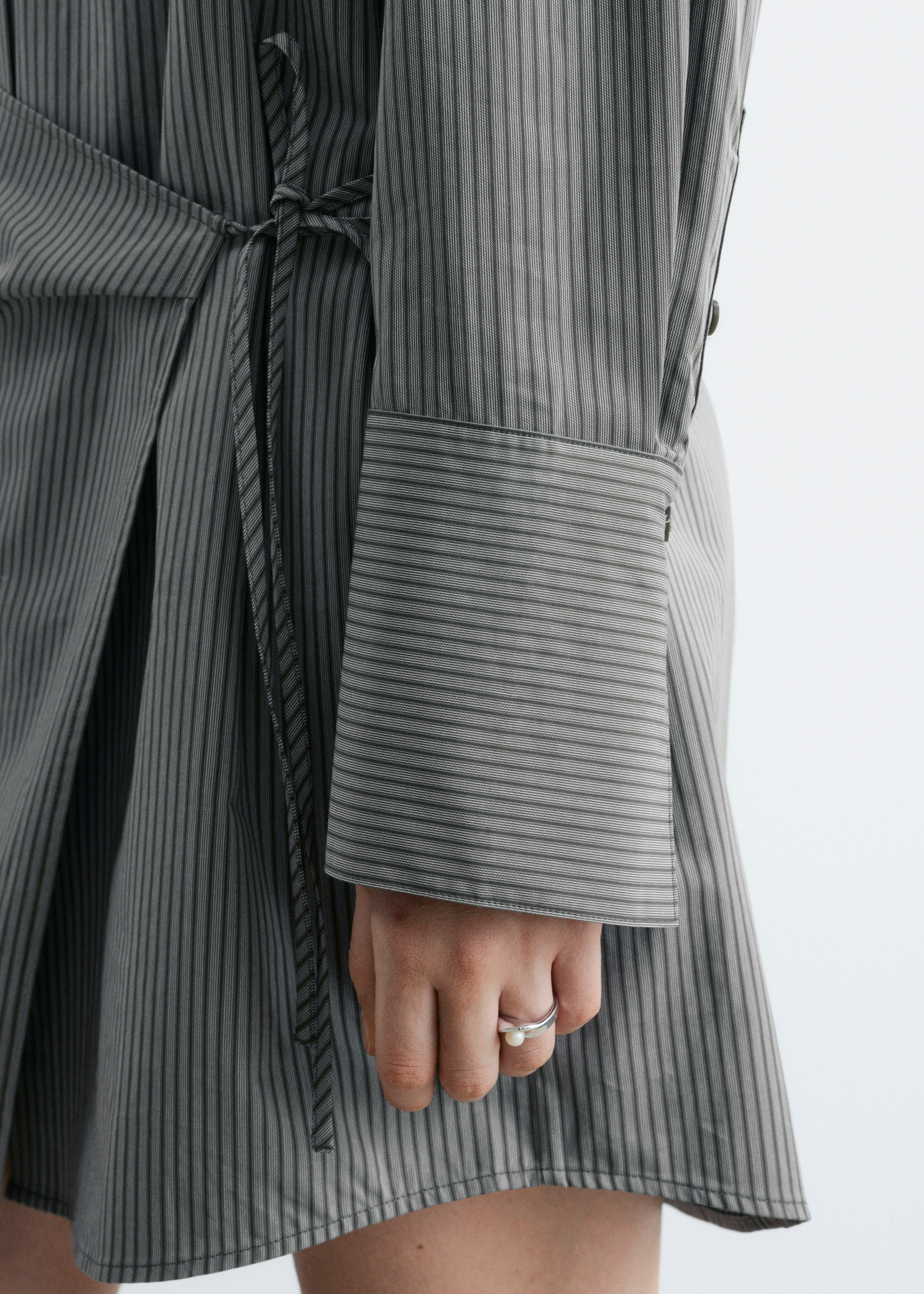 앤아더스토리즈 랩 셔츠 미니 드레스의 그레이 핀스트라이프컬러 ECOMLook입니다.