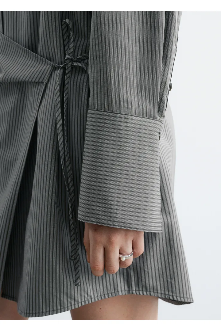 앤아더스토리즈 랩 셔츠 미니 드레스의 그레이 핀스트라이프컬러 ECOMLook입니다.