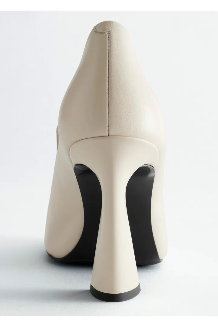 앤아더스토리즈 레더 로퍼 펌프스 의 라이트 베이지컬러 Detail입니다.