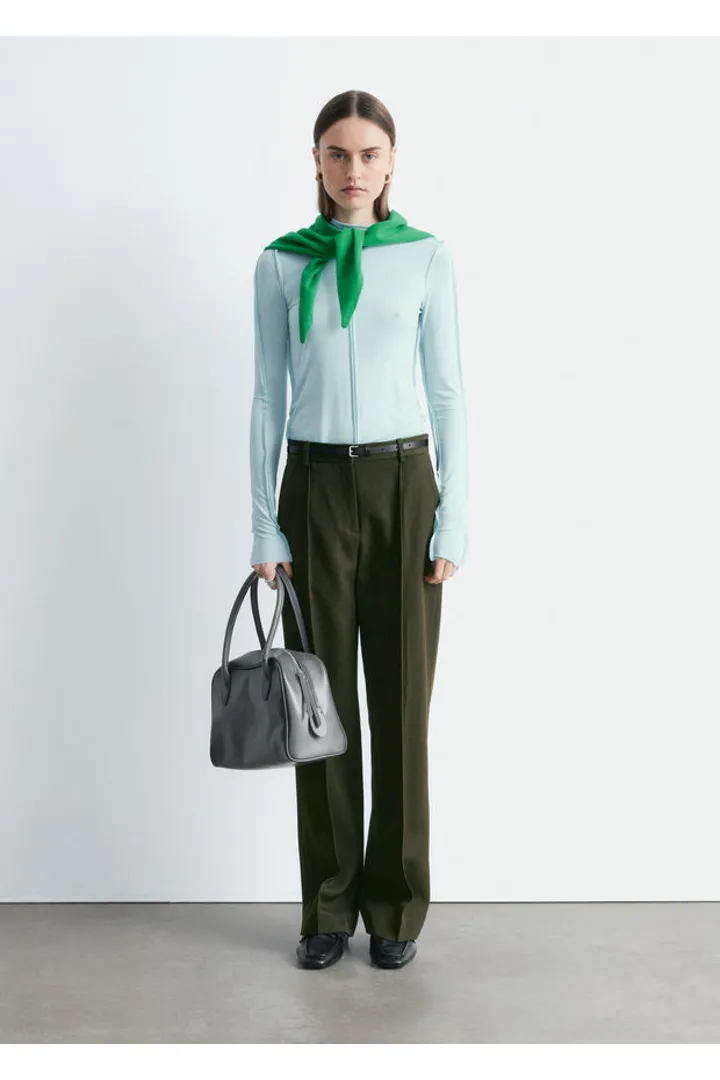 앤아더스토리즈 울 블렌드 테일러드 트라우저의 다크 카키 그린컬러 ECOMLook입니다.