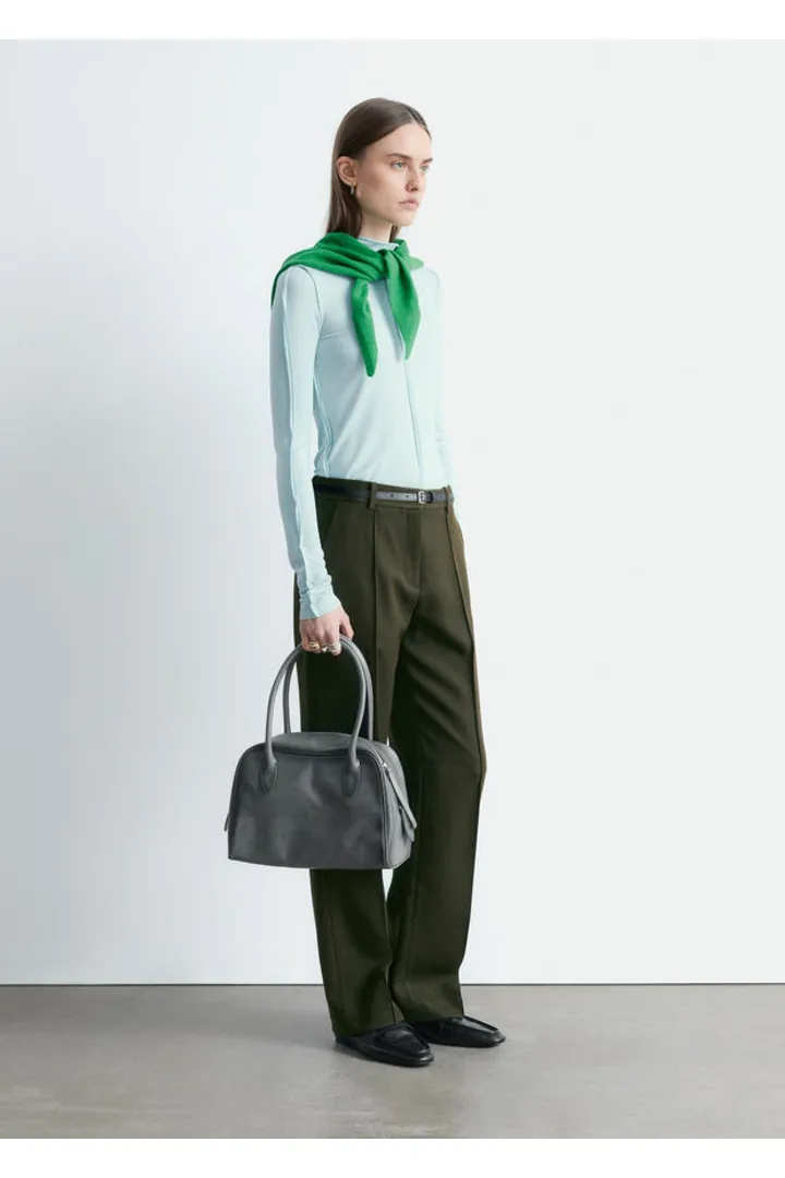 앤아더스토리즈 울 블렌드 테일러드 트라우저의 다크 카키 그린컬러 ECOMLook입니다.