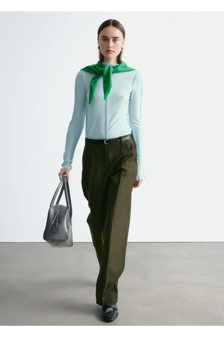 앤아더스토리즈 울 블렌드 테일러드 트라우저의 다크 카키 그린컬러 ECOMLook입니다.