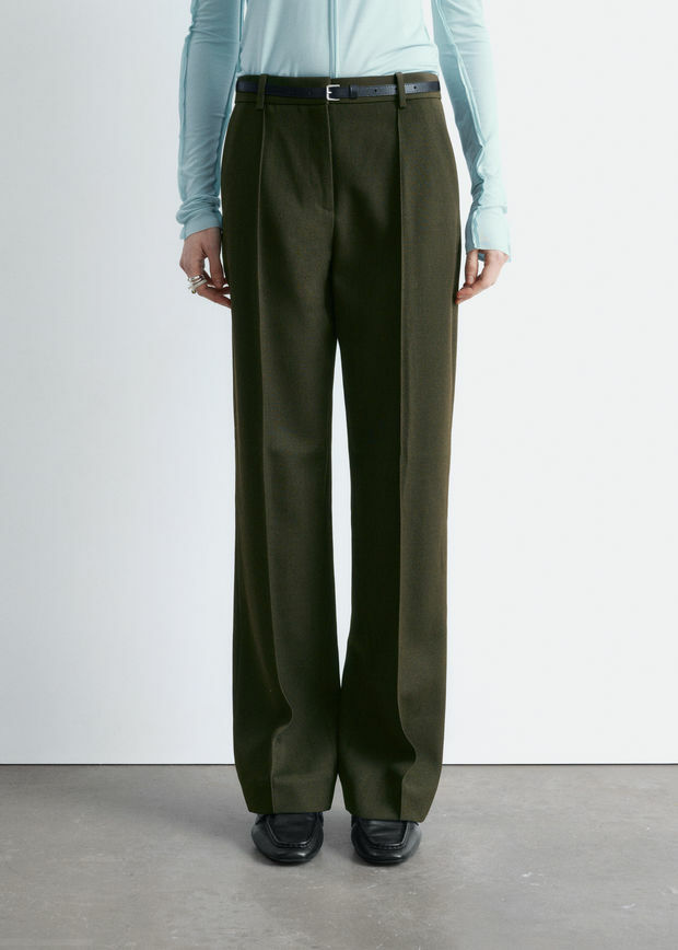 앤아더스토리즈 울 블렌드 테일러드 트라우저의 다크 카키 그린컬러 ECOMLook입니다.