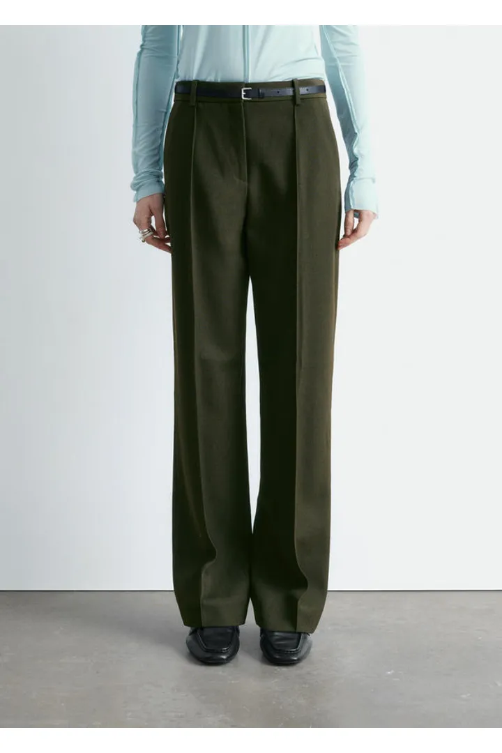 앤아더스토리즈 울 블렌드 테일러드 트라우저의 다크 카키 그린컬러 ECOMLook입니다.