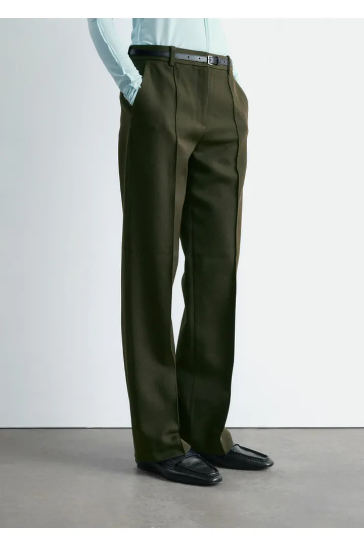 앤아더스토리즈 울 블렌드 테일러드 트라우저의 다크 카키 그린컬러 ECOMLook입니다.