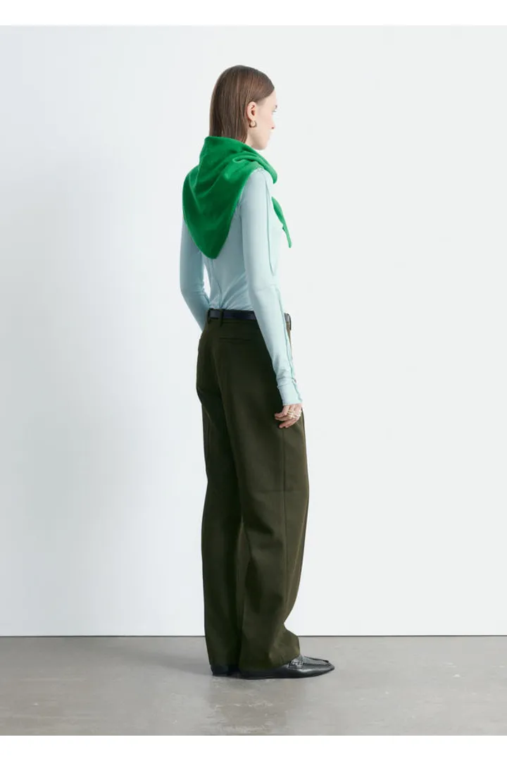 앤아더스토리즈 울 블렌드 테일러드 트라우저의 다크 카키 그린컬러 ECOMLook입니다.