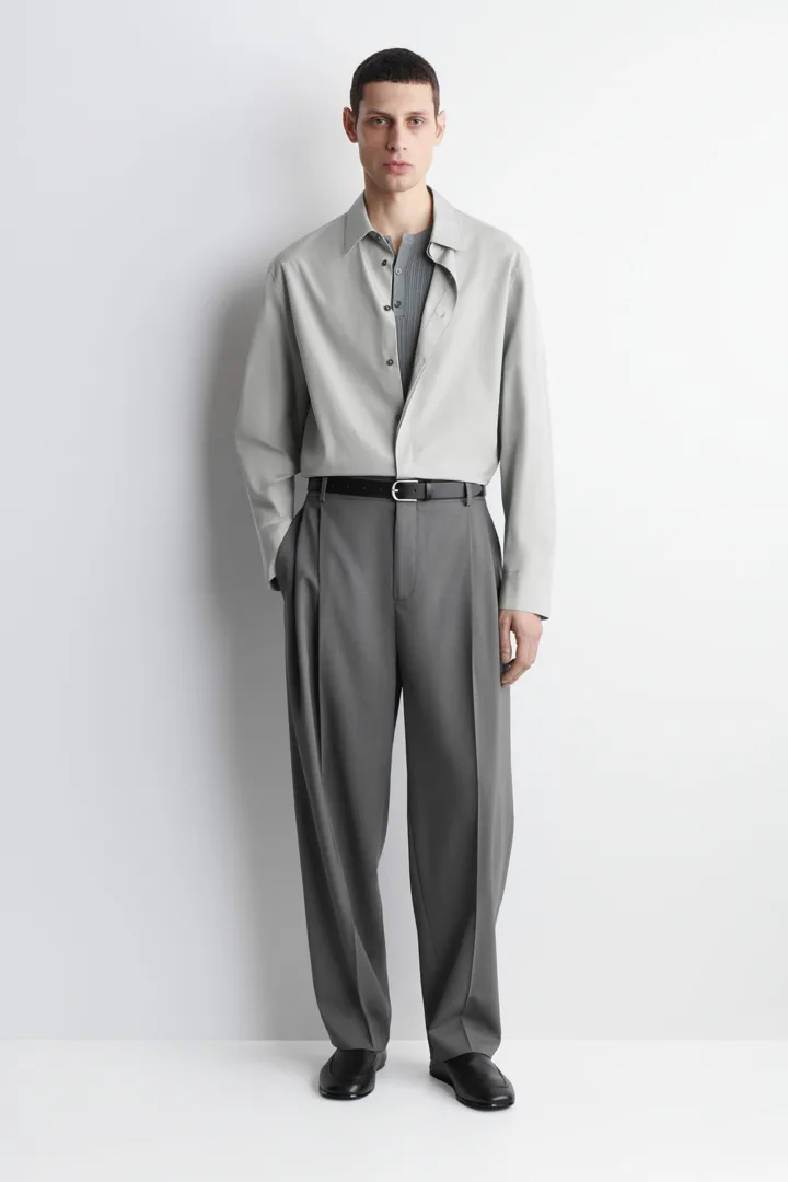 COS default image 3 of 도브 그레이 in 테일러드 코튼 포플린 셔츠