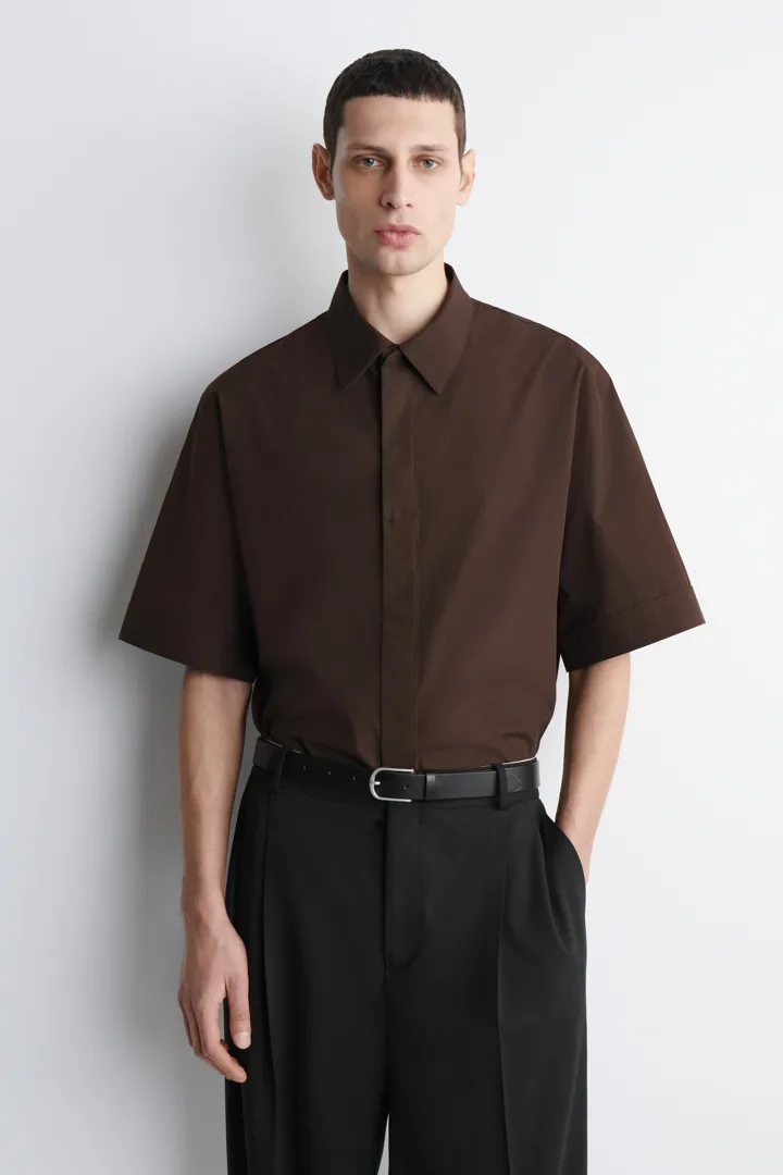 COS default image 10 of 브라운 in 테일러드 쇼트 슬리브 코튼 셔츠