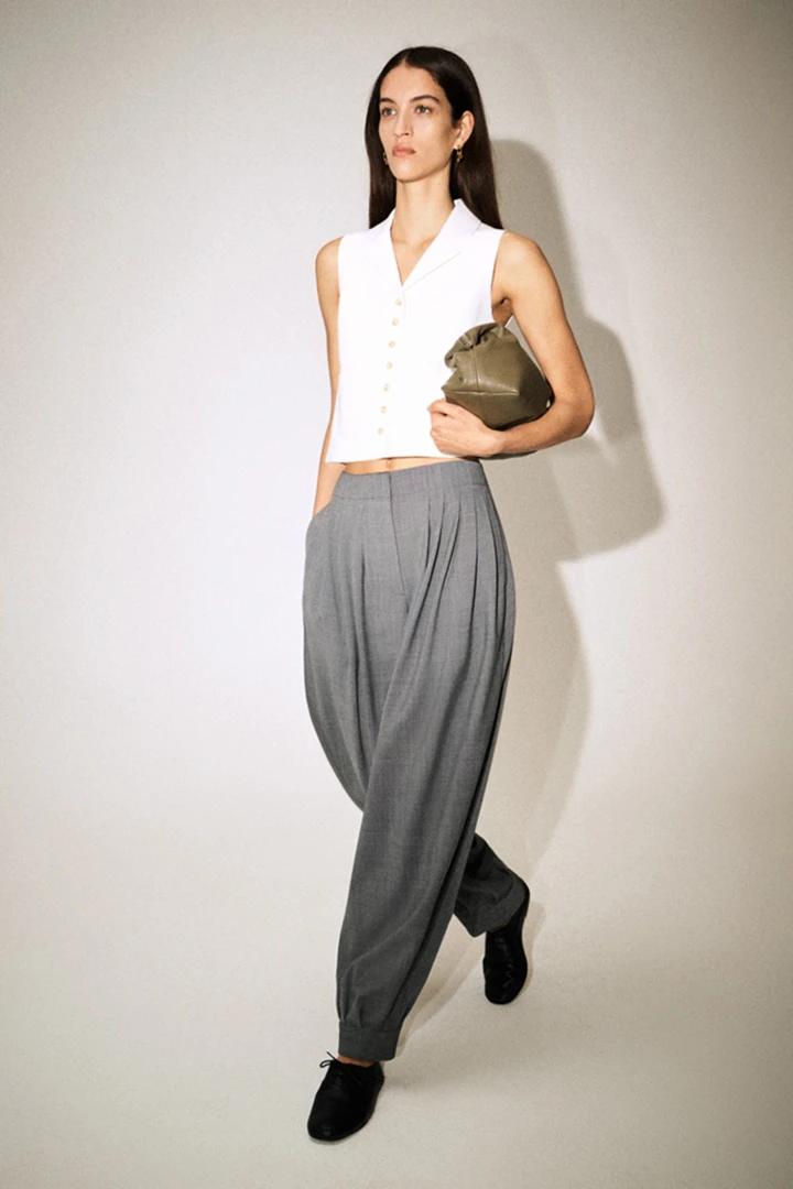 COS default image 2 of 화이트 in 부클레 니트 웨이스트코트