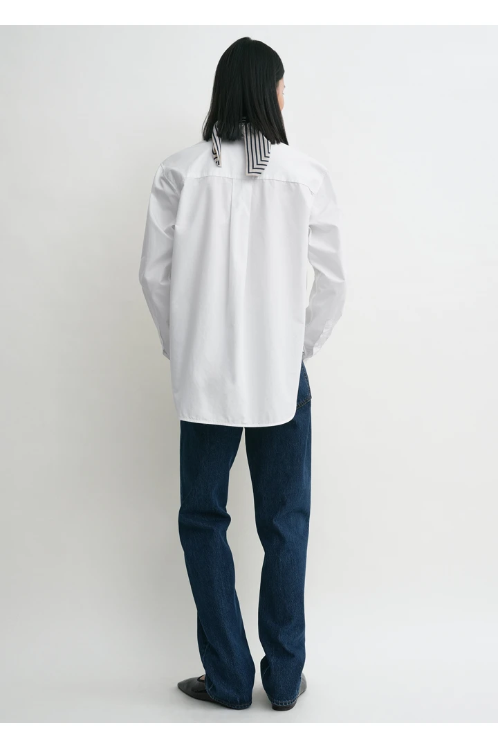 TOTEME 시그니처 코튼 셔츠 화이트의 화이트컬러 2번쨰 이미지입니다.