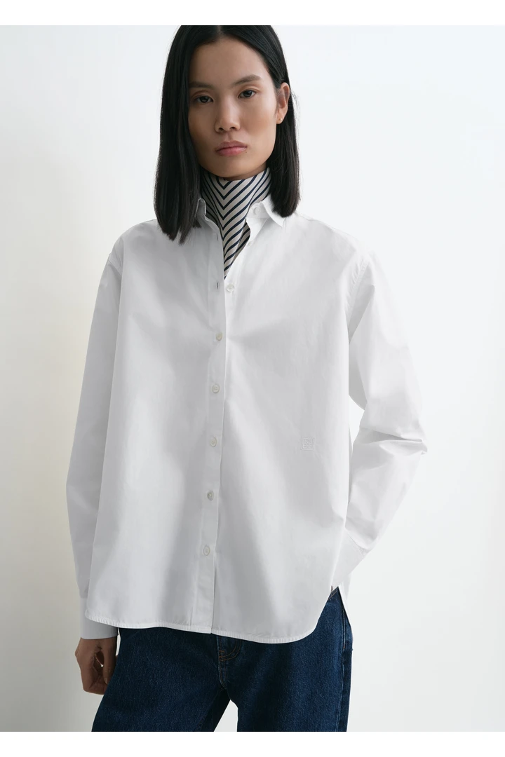TOTEME 시그니처 코튼 셔츠 화이트의 화이트컬러 3번쨰 이미지입니다.