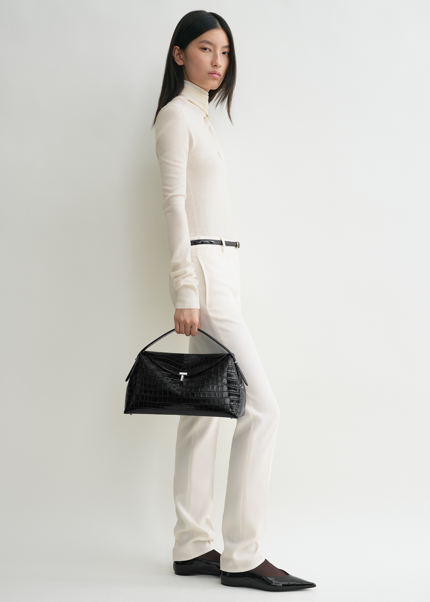 TOTEME 티-락 탑 핸들 블랙 크로코의 블랙 크로코컬러 1번쨰 이미지입니다.