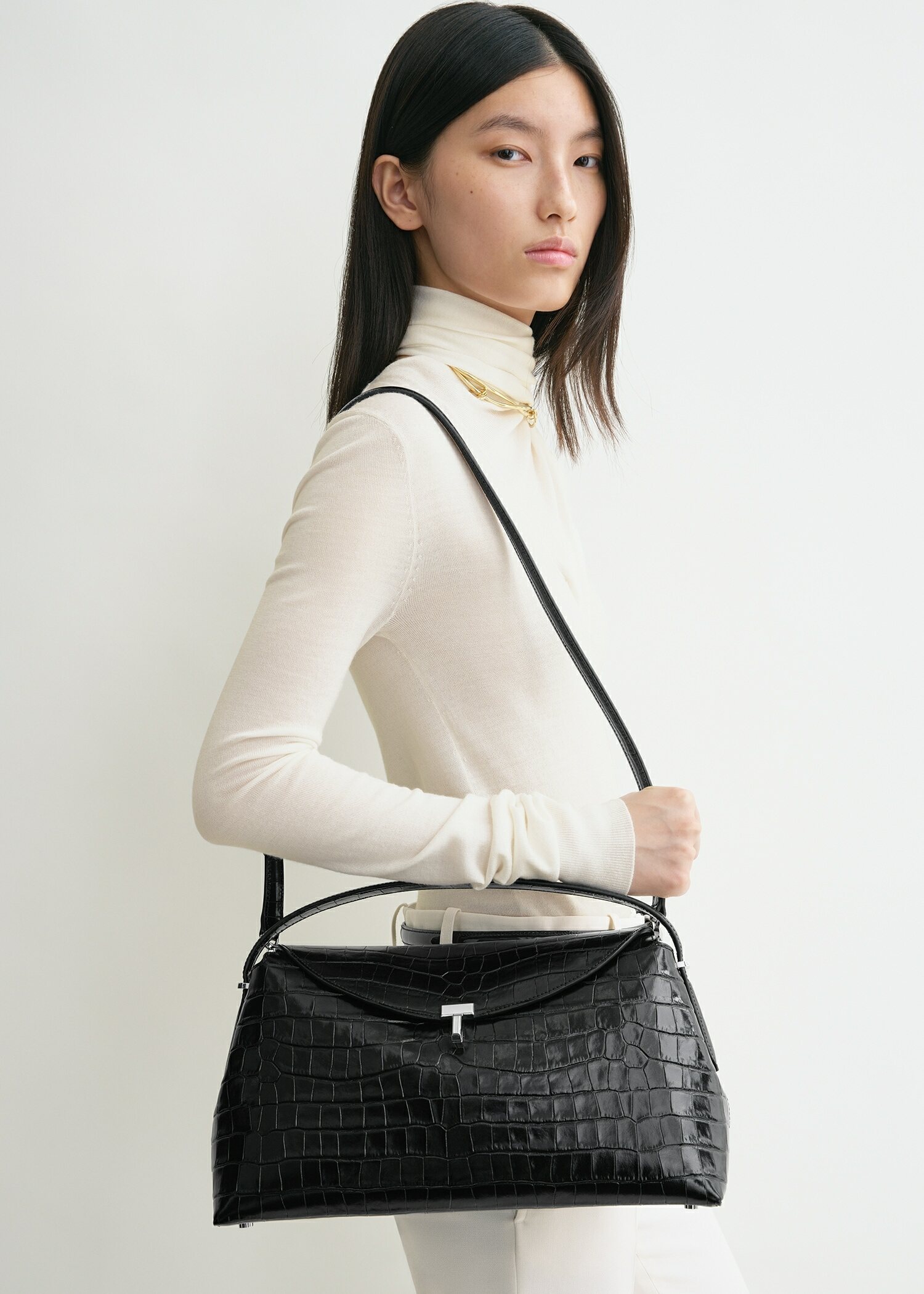 TOTEME 티-락 탑 핸들 블랙 크로코의 블랙 크로코컬러 2번쨰 이미지입니다.