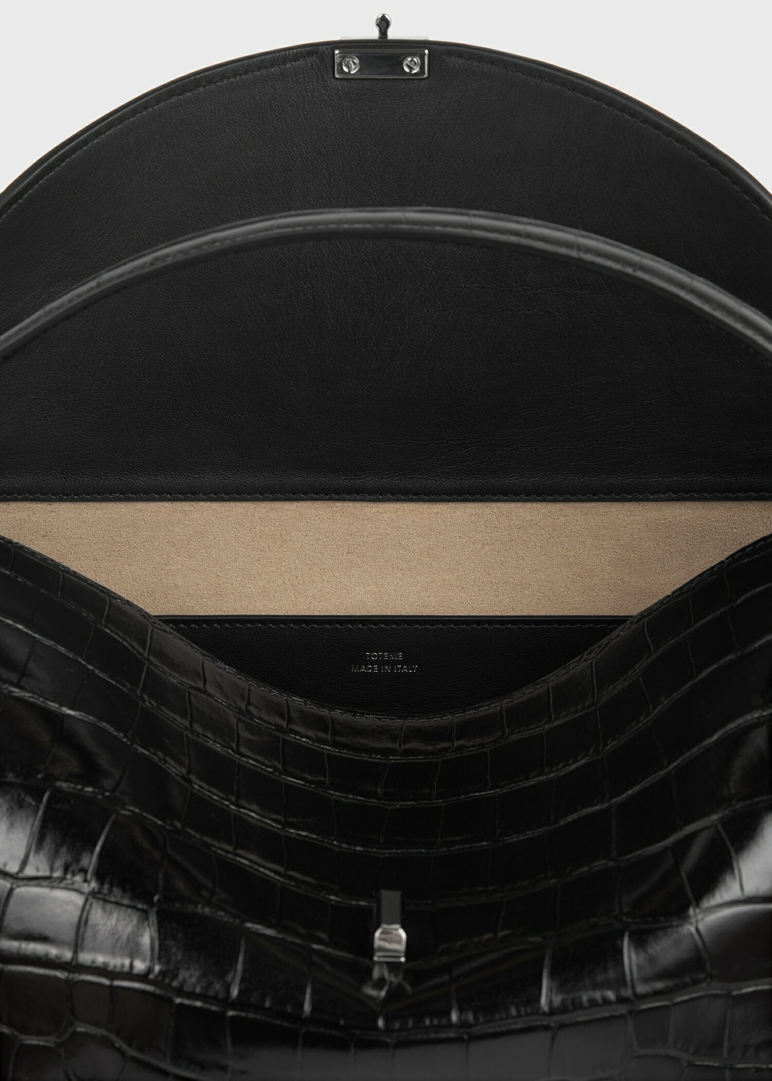 TOTEME 티-락 탑 핸들 블랙 크로코의 블랙 크로코컬러 4번쨰 이미지입니다.