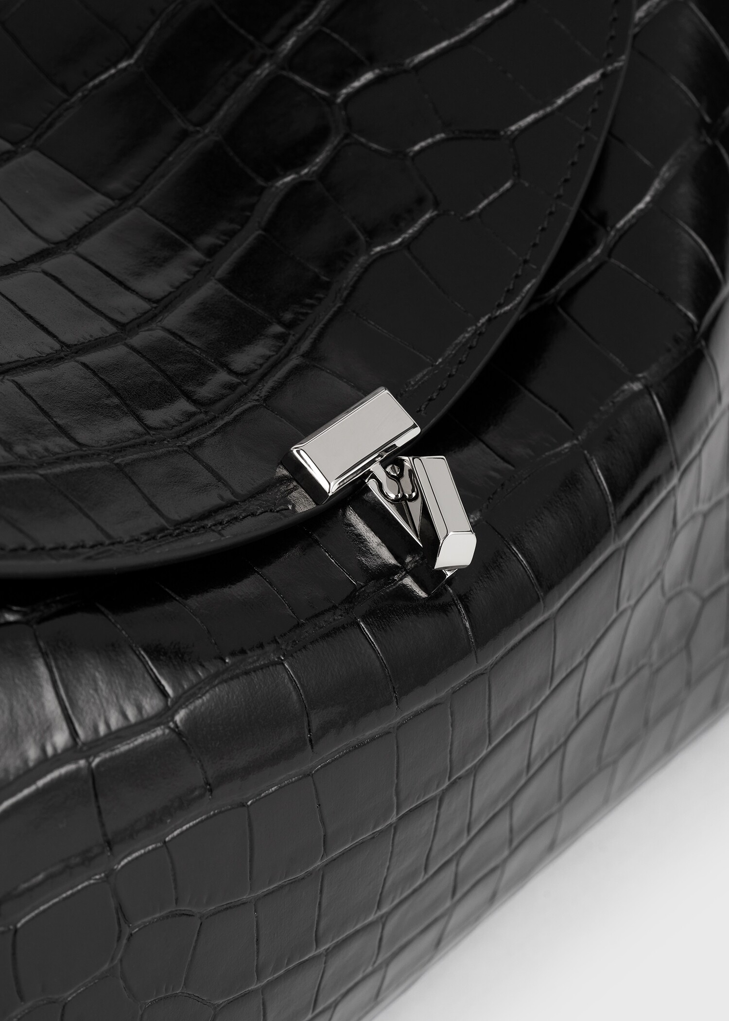 TOTEME 티-락 탑 핸들 블랙 크로코의 블랙 크로코컬러 6번쨰 이미지입니다.