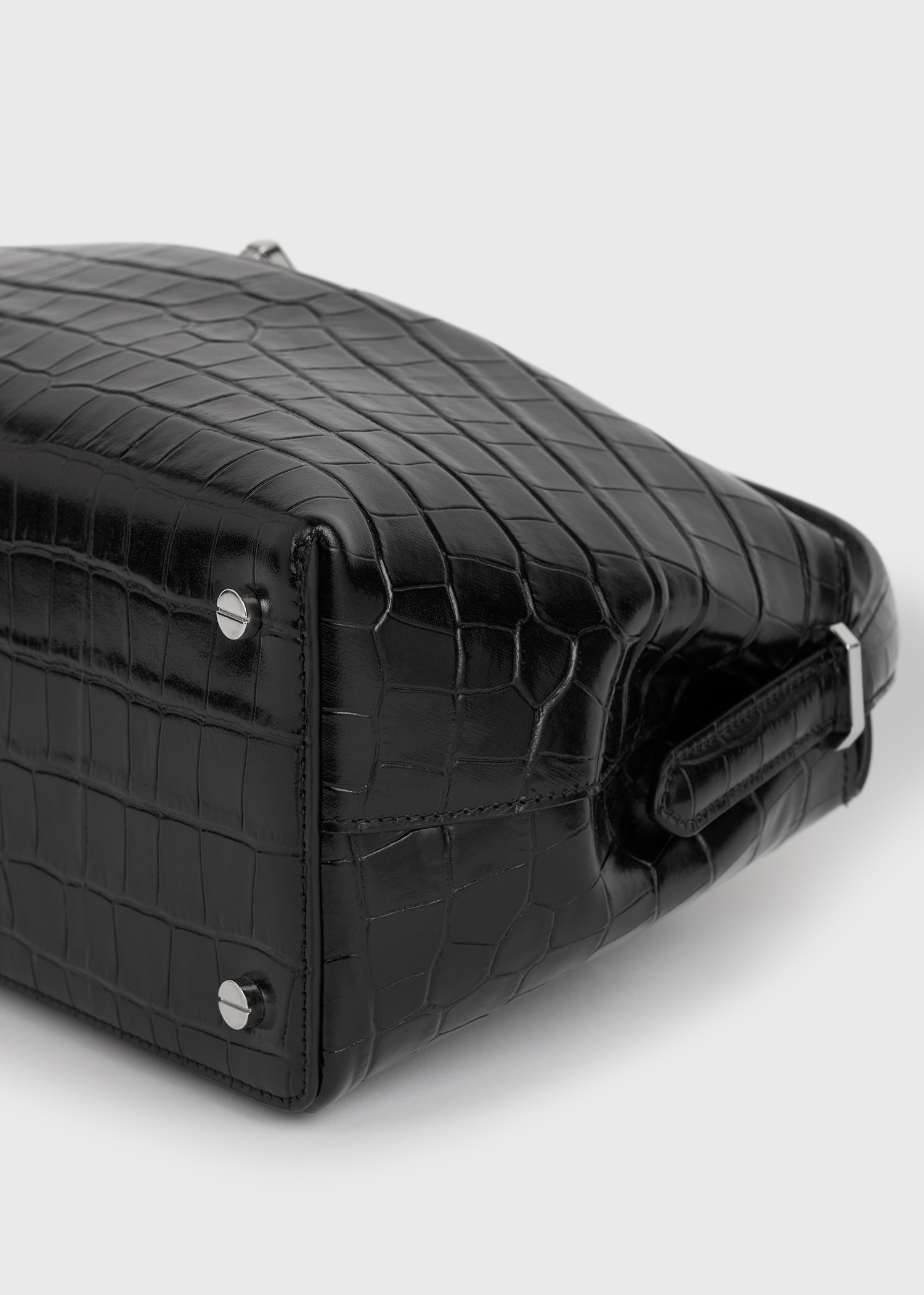 TOTEME 티-락 탑 핸들 블랙 크로코의 블랙 크로코컬러 7번쨰 이미지입니다.