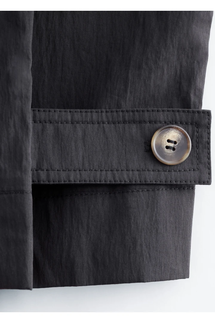 앤아더스토리즈 벨티드 카 코트의 블랙컬러 Detail입니다.