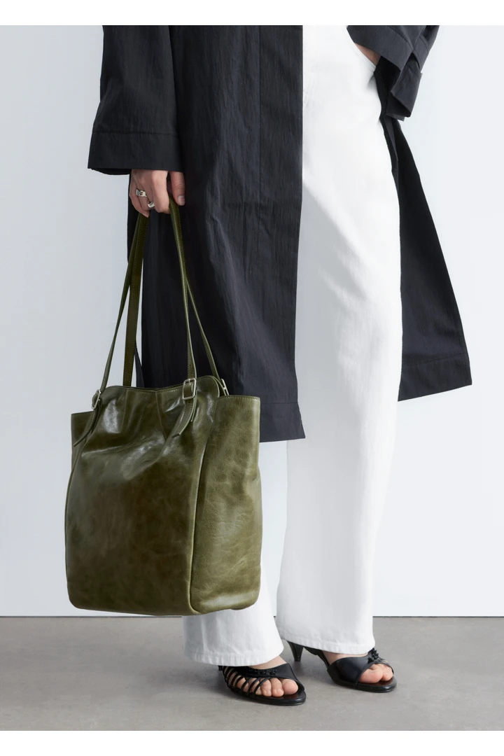 앤아더스토리즈 벨티드 카 코트의 블랙컬러 ECOMLook입니다.