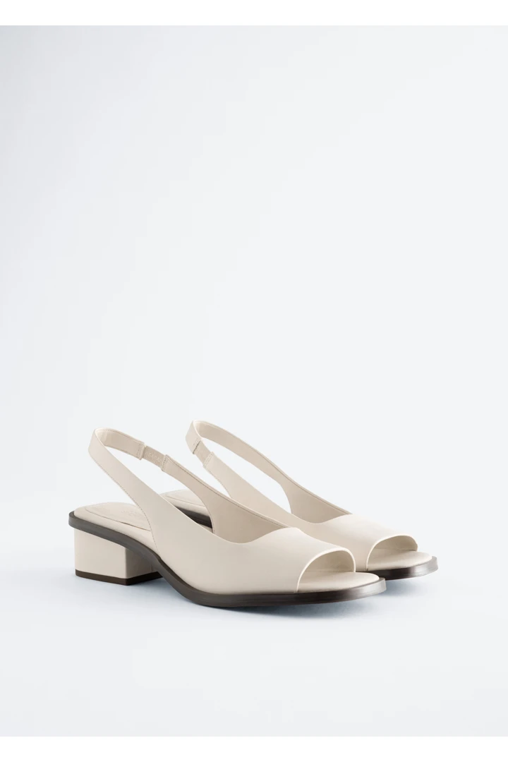 앤아더스토리즈 나파 레더 슬링백 샌들의 라이트 베이지컬러 Product입니다.