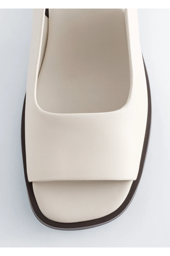 앤아더스토리즈 나파 레더 슬링백 샌들의 라이트 베이지컬러 Detail입니다.