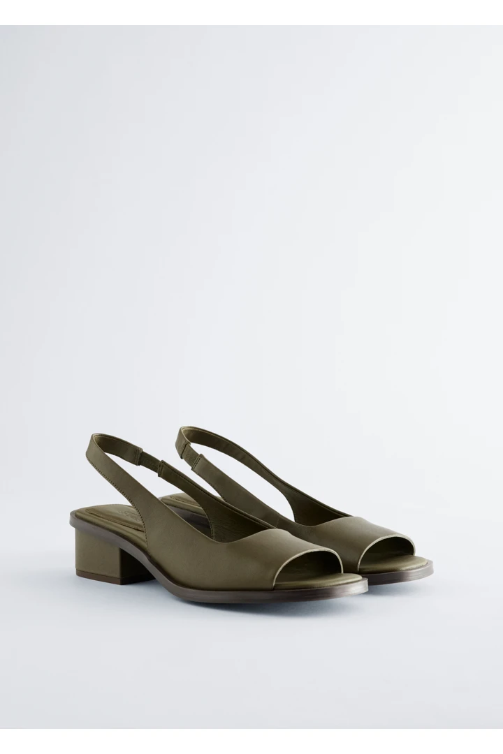 앤아더스토리즈 나파 레더 슬링백 샌들의 포레스트 그린컬러 Product입니다.