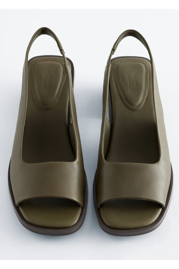 앤아더스토리즈 나파 레더 슬링백 샌들의 포레스트 그린컬러 Product입니다.