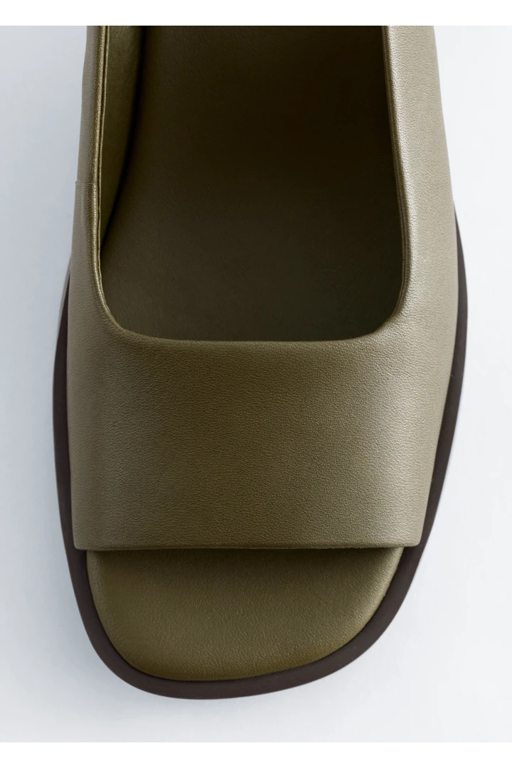 앤아더스토리즈 나파 레더 슬링백 샌들의 포레스트 그린컬러 Detail입니다.