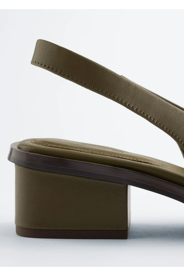 앤아더스토리즈 나파 레더 슬링백 샌들의 포레스트 그린컬러 Detail입니다.