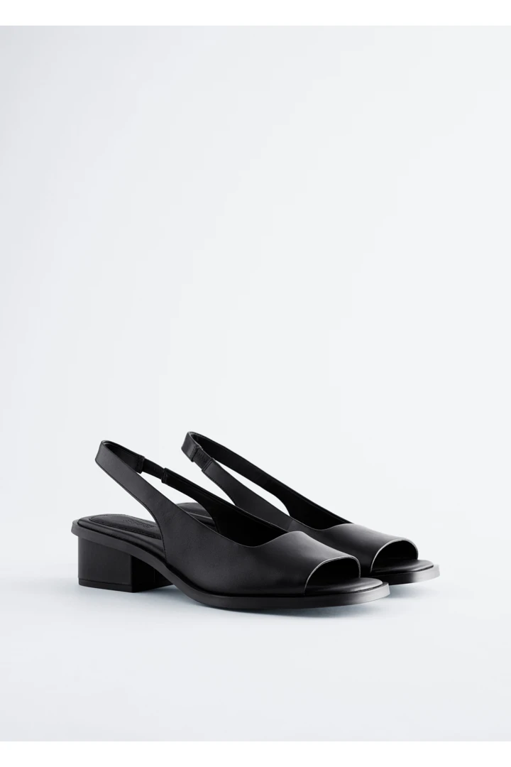 앤아더스토리즈 나파 레더 슬링백 샌들의 블랙컬러 Product입니다.