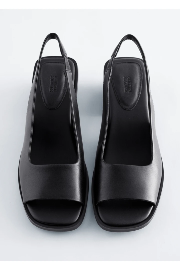 앤아더스토리즈 나파 레더 슬링백 샌들의 블랙컬러 Product입니다.