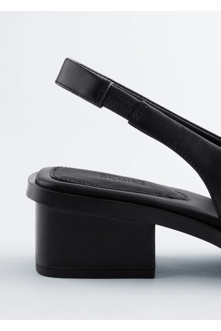 앤아더스토리즈 나파 레더 슬링백 샌들의 블랙컬러 Product입니다.