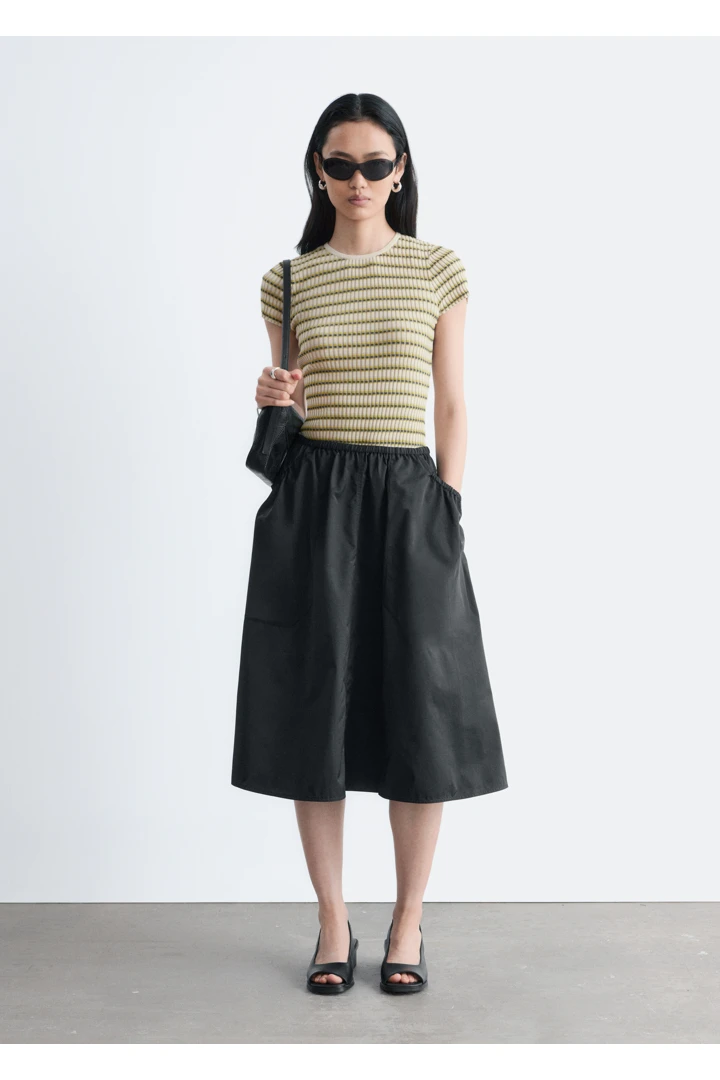 앤아더스토리즈 나파 레더 슬링백 샌들의 블랙컬러 ECOMLook입니다.