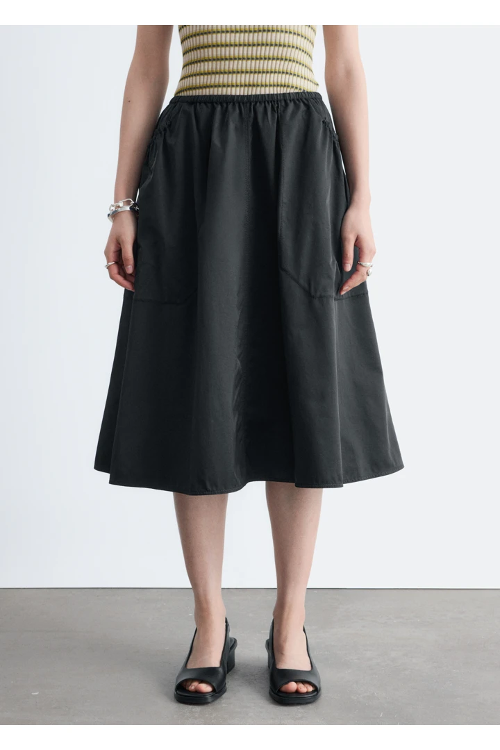 앤아더스토리즈 나파 레더 슬링백 샌들의 블랙컬러 ECOMLook입니다.