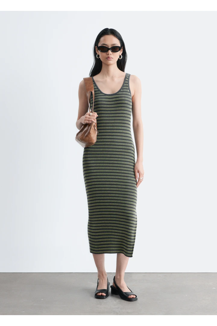 앤아더스토리즈 나파 레더 슬링백 샌들의 블랙컬러 ECOMLook입니다.