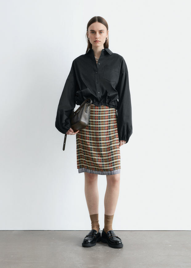 앤아더스토리즈 니 렝스 슬립 스커트의 오렌지-체크컬러 ECOMLook입니다.