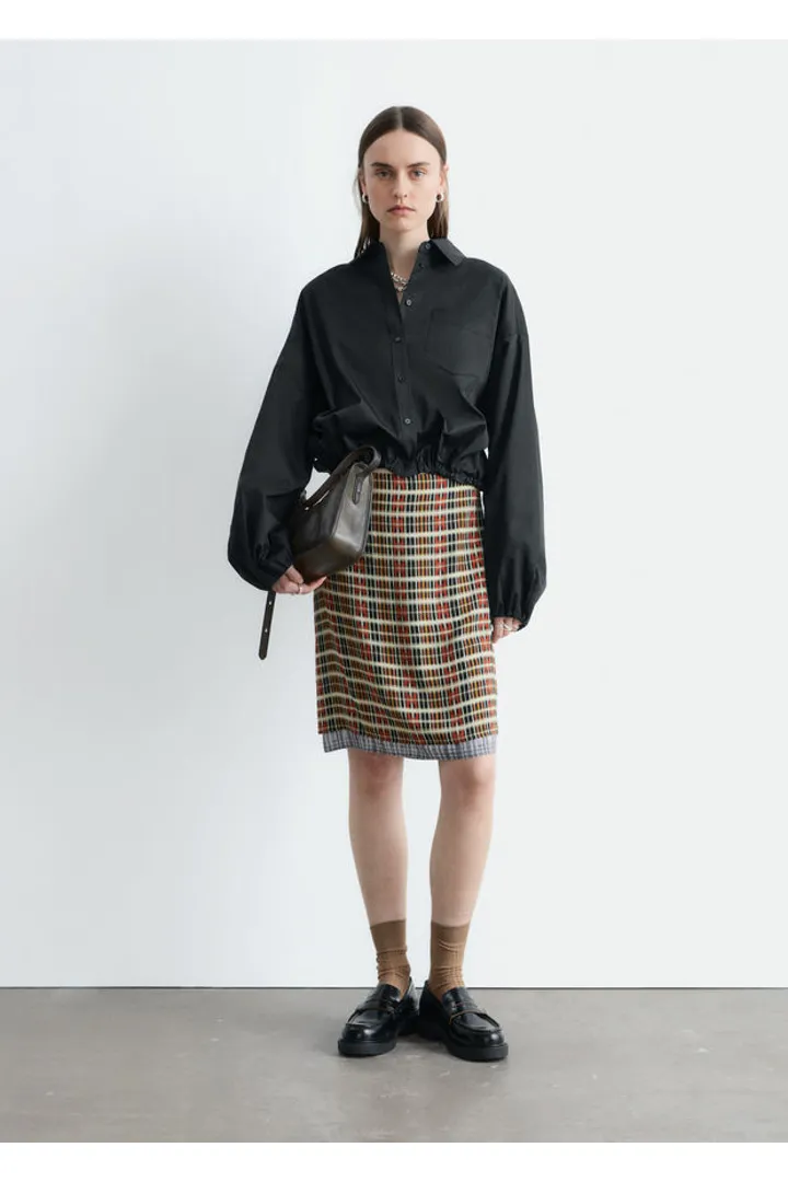 앤아더스토리즈 니 렝스 슬립 스커트의 오렌지-체크컬러 ECOMLook입니다.