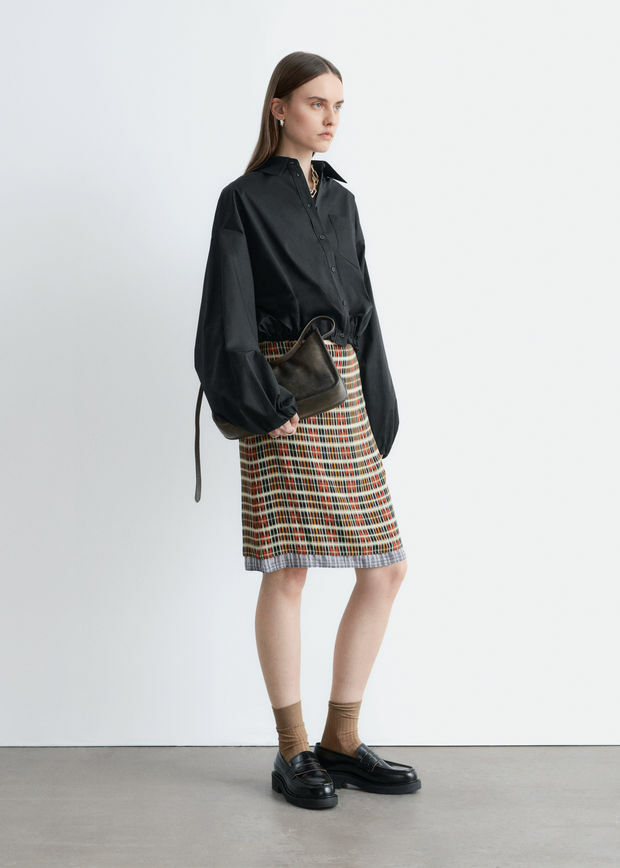 앤아더스토리즈 니 렝스 슬립 스커트의 오렌지-체크컬러 ECOMLook입니다.