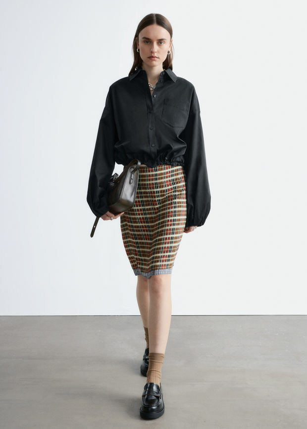 앤아더스토리즈 니 렝스 슬립 스커트의 오렌지-체크컬러 ECOMLook입니다.