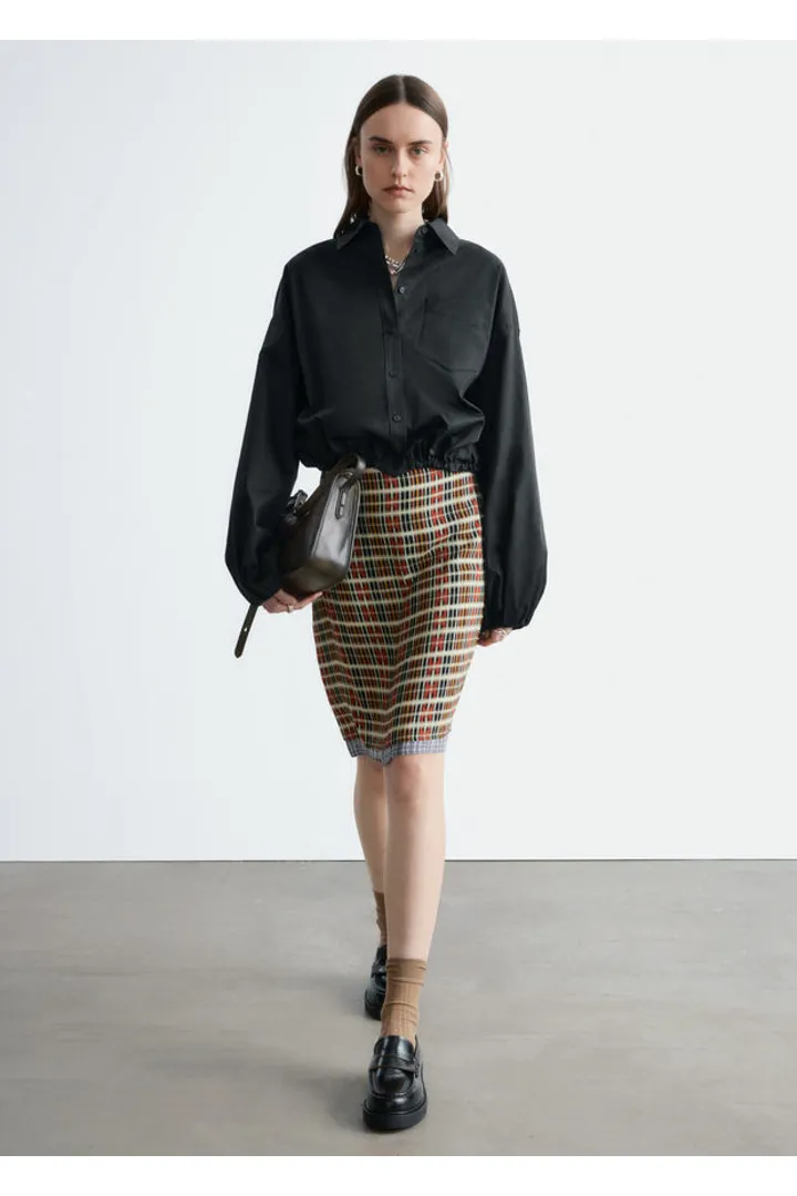 앤아더스토리즈 니 렝스 슬립 스커트의 오렌지-체크컬러 ECOMLook입니다.