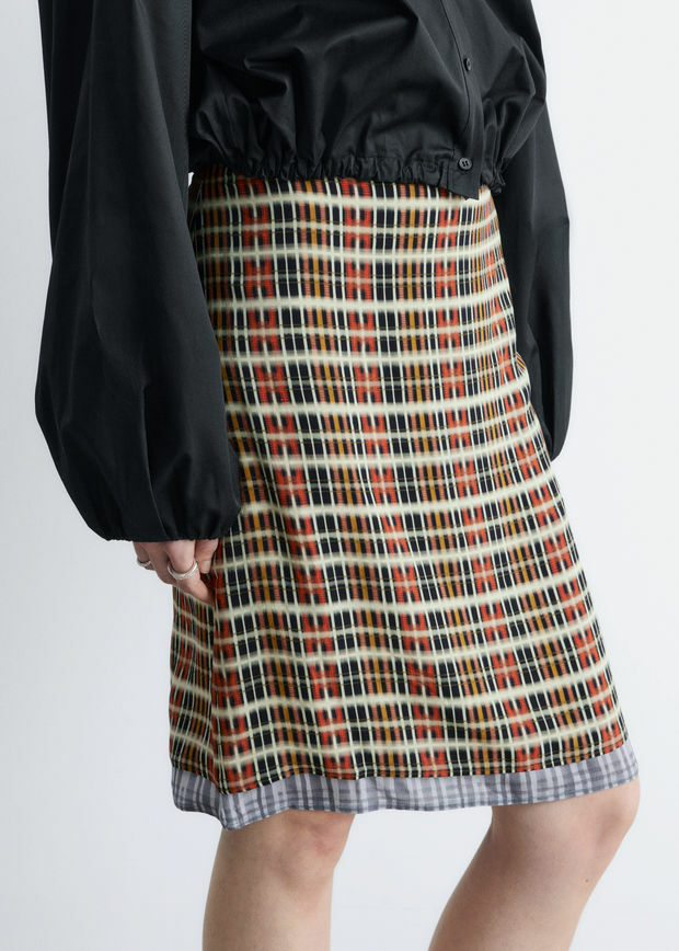 앤아더스토리즈 니 렝스 슬립 스커트의 오렌지-체크컬러 ECOMLook입니다.