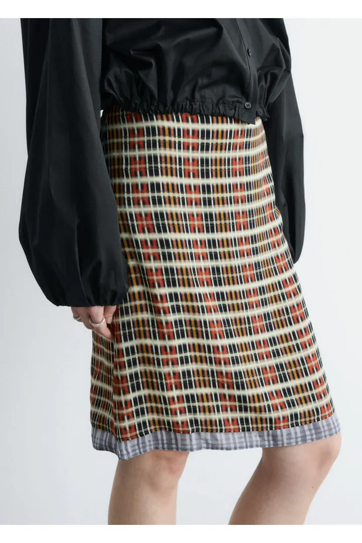 앤아더스토리즈 니 렝스 슬립 스커트의 오렌지-체크컬러 ECOMLook입니다.