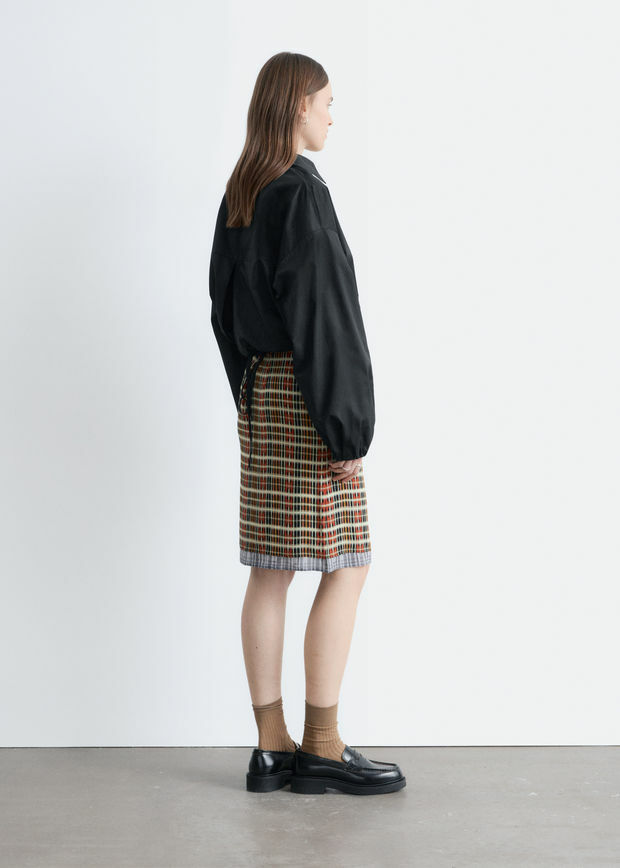 앤아더스토리즈 니 렝스 슬립 스커트의 오렌지-체크컬러 ECOMLook입니다.