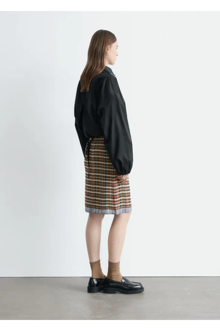 앤아더스토리즈 니 렝스 슬립 스커트의 오렌지-체크컬러 ECOMLook입니다.