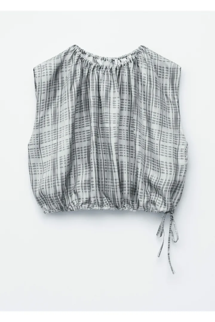 앤아더스토리즈 드로스트링 실크 탑의 그레이 패턴컬러 Product입니다.