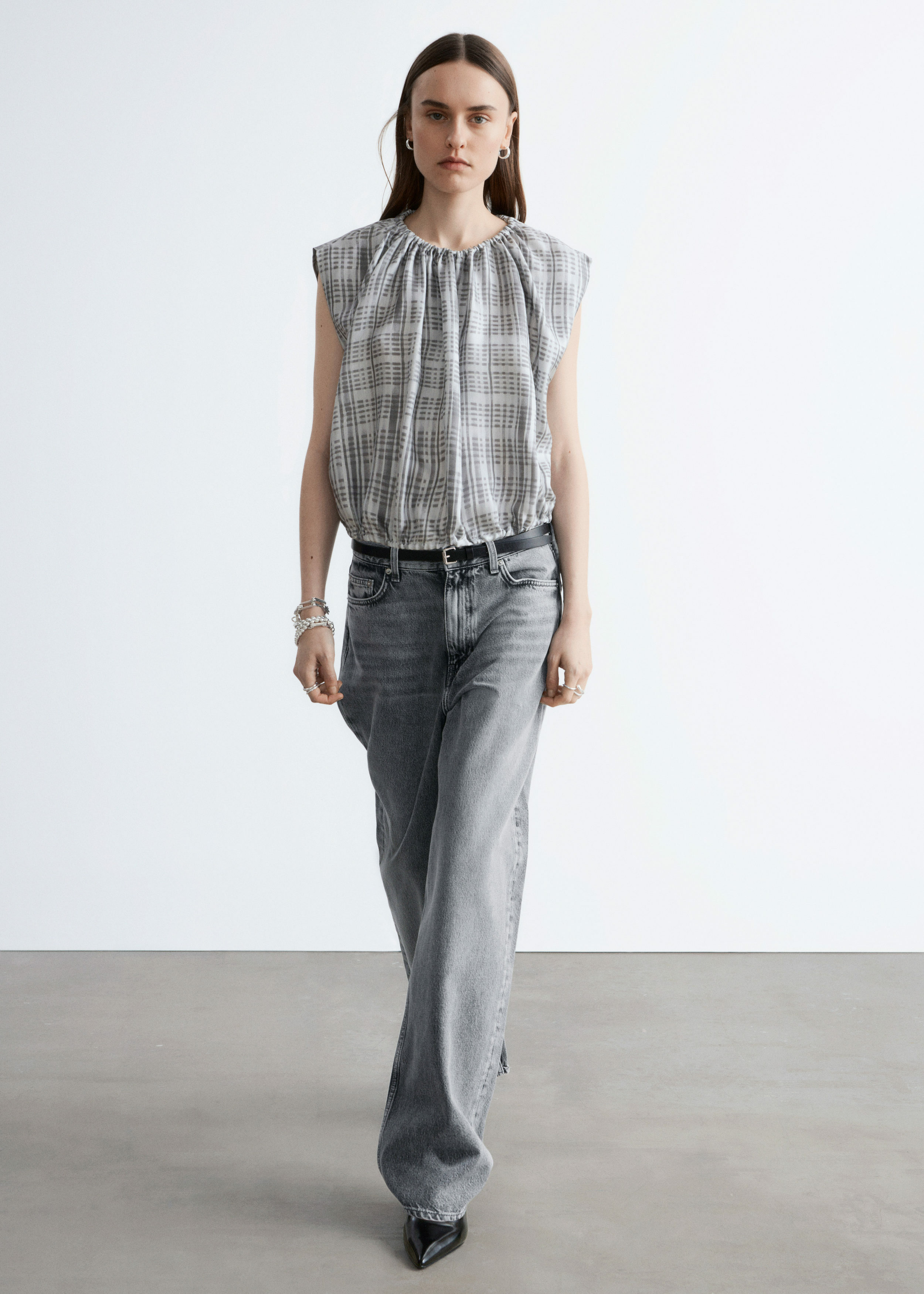 앤아더스토리즈 드로스트링 실크 탑의 그레이 패턴컬러 ECOMLook입니다.