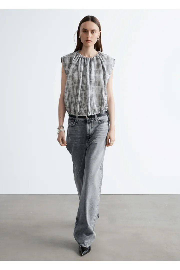 앤아더스토리즈 드로스트링 실크 탑의 그레이 패턴컬러 ECOMLook입니다.